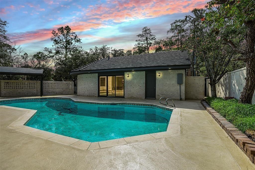 5614 Indian Circle Houston, TX 77056 - Photo 25 of 28 front view of a house with a yard