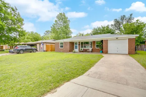 a view of house with a yard