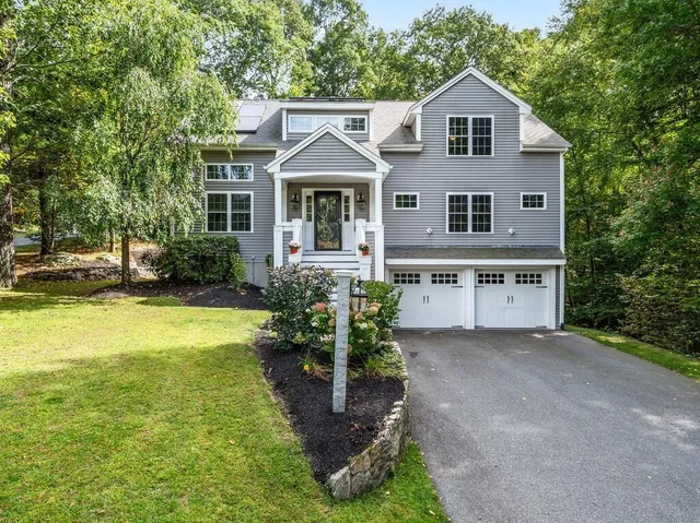 a view of a yard in front of house