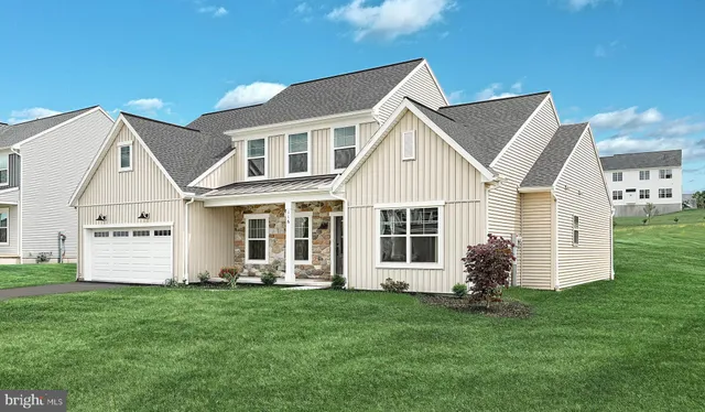 a view of a house with backyard