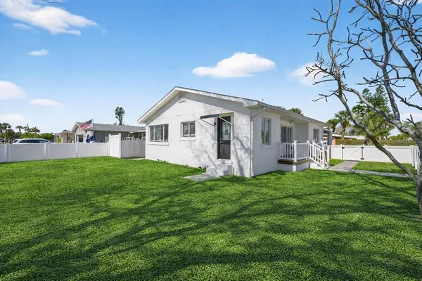 a view of a house with backyard