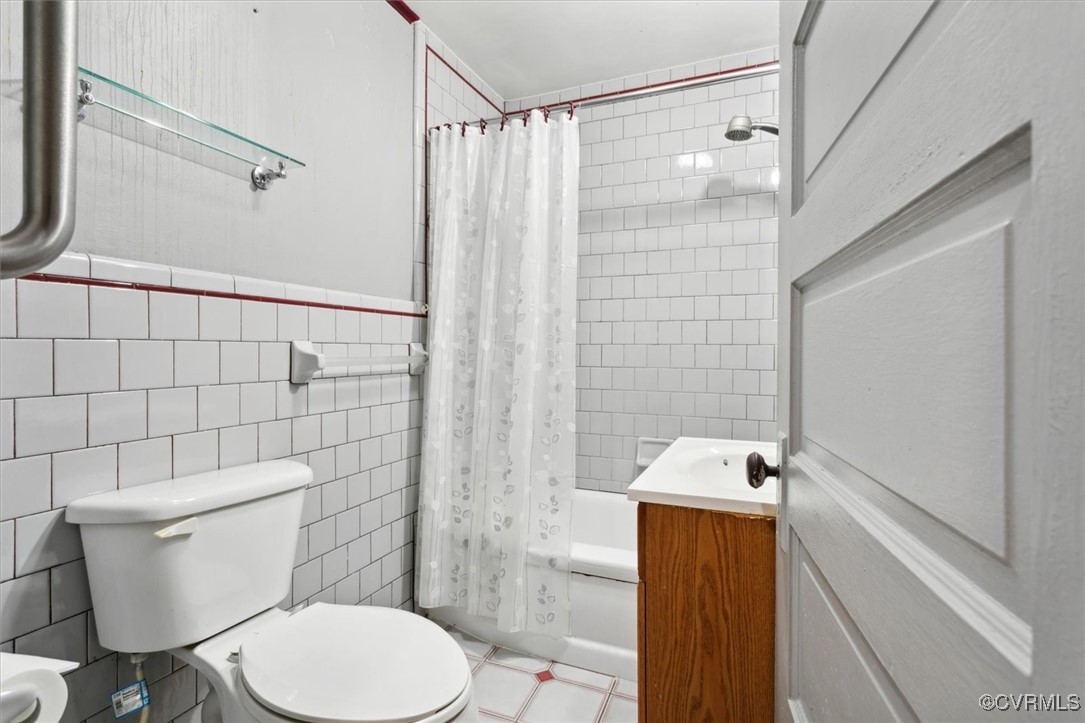 456 Queens Creek Road Williamsburg, VA 23185 - Photo 19 of 44 a bathroom with a toilet and shower