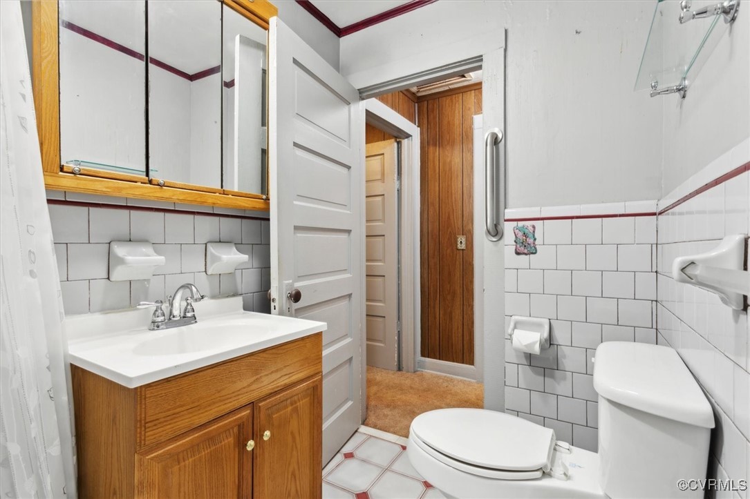 456 Queens Creek Road Williamsburg, VA 23185 - Photo 20 of 44 a bathroom with a sink a toilet and shower