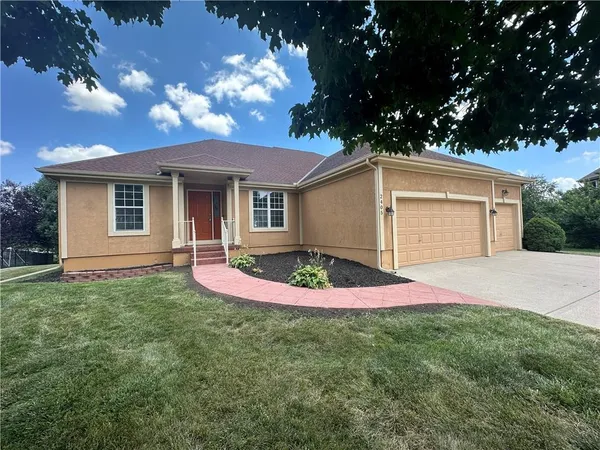 $479,900 | 2405 Southwest Stone Bridge Circle, Lee's Summit, MO 64082