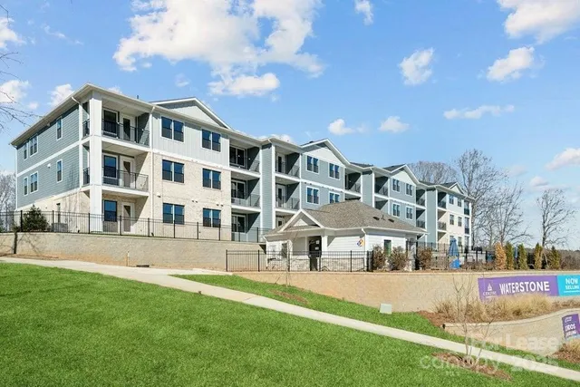 $1,850 | 4455 Reed Crk Drive, Unit 305, Sherrills Ford, NC 28673