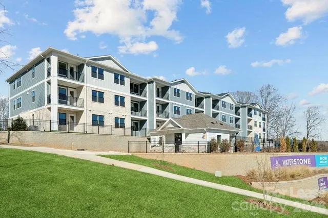 $1,850 | 4455 Reed Crk Drive, Unit 305, Sherrills Ford, NC 28673