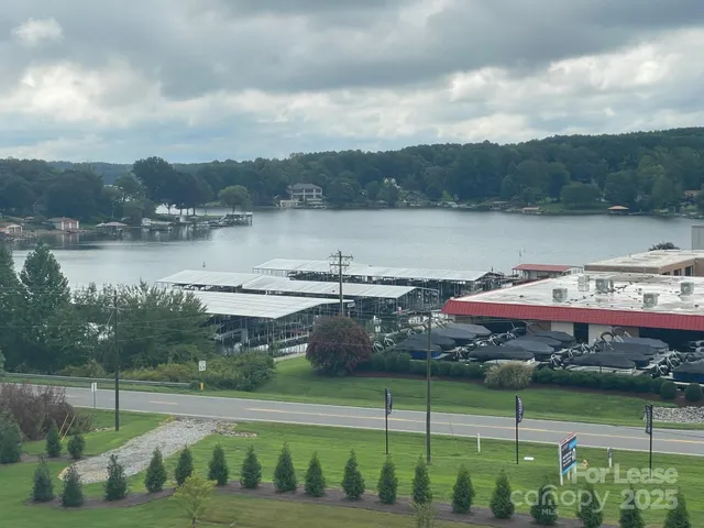 $1,850 | 4455 Reed Crk Drive, Unit 305, Sherrills Ford, NC 28673