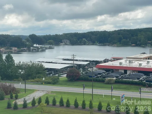 $1,850 | 4455 Reed Crk Drive, Unit 305, Sherrills Ford, NC 28673