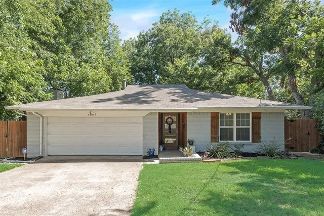 a view of a house with backyard and garden