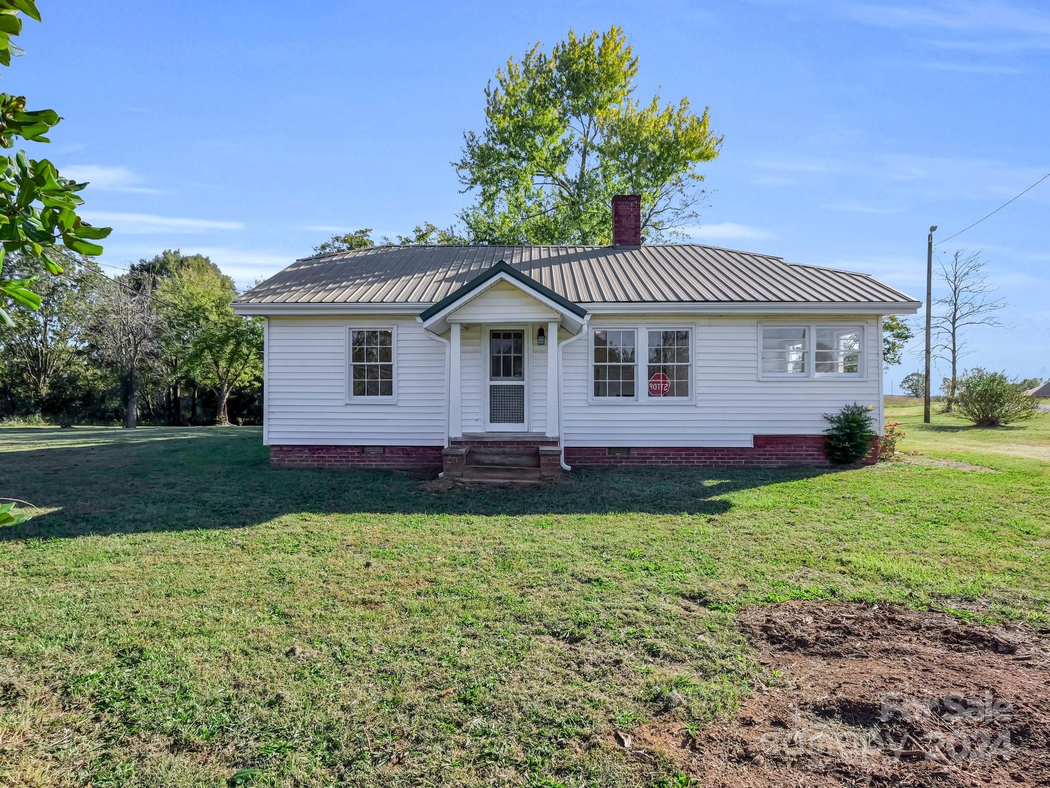 574 Cat Square Road Lincolnton, NC 28092 - Photo 2 of 48 a front view of a house with garden