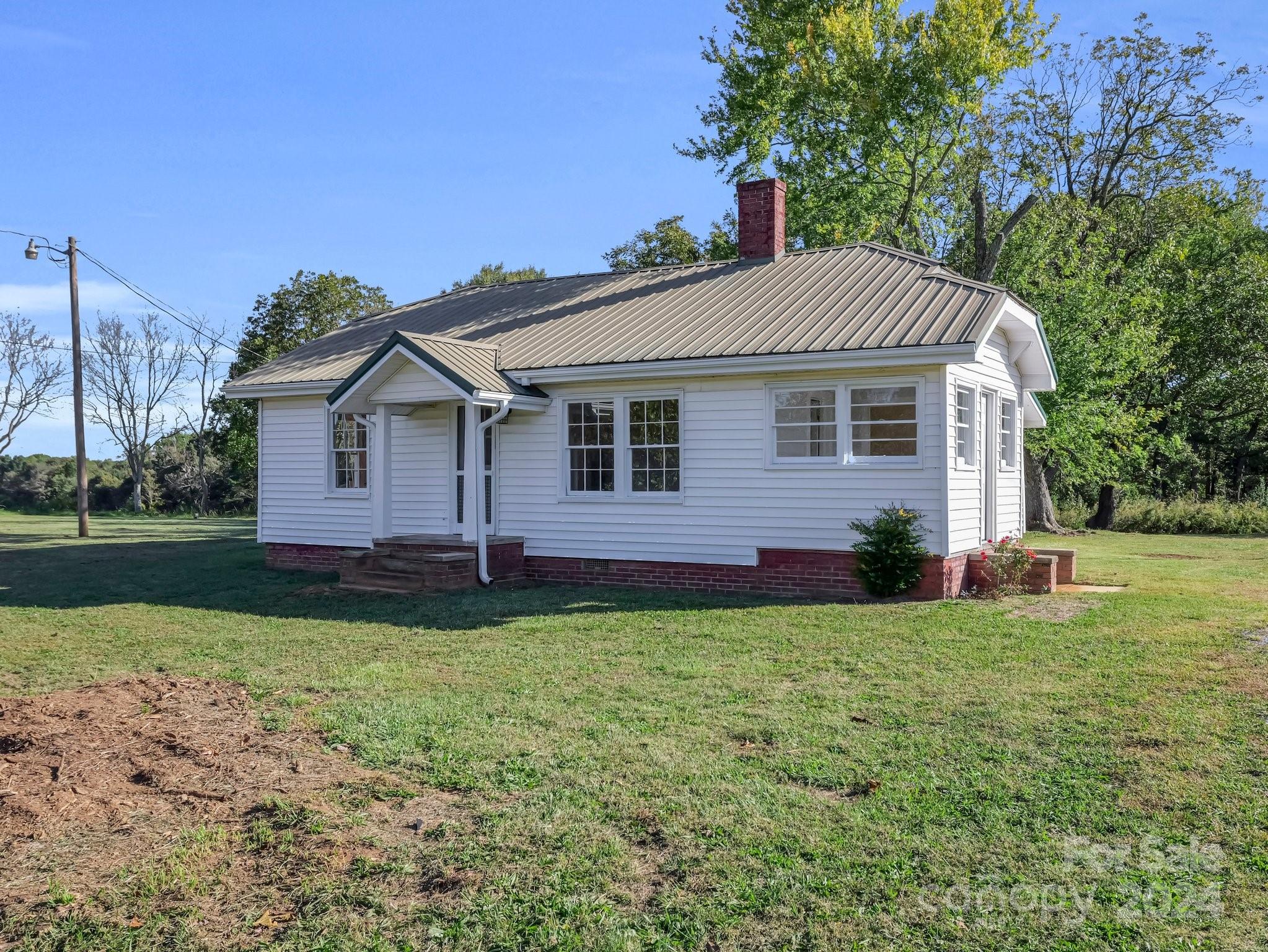 574 Cat Square Road Lincolnton, NC 28092 - Photo 3 of 48 a front view of a house with garden