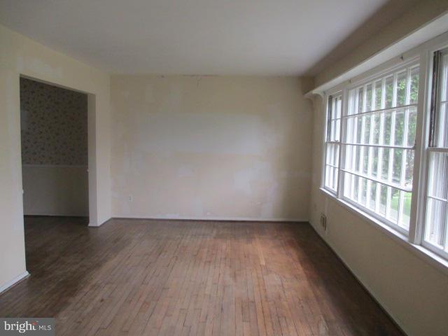 9004 Lodi Road Baltimore, MD 21236 - Photo 2 of 8 Living Room