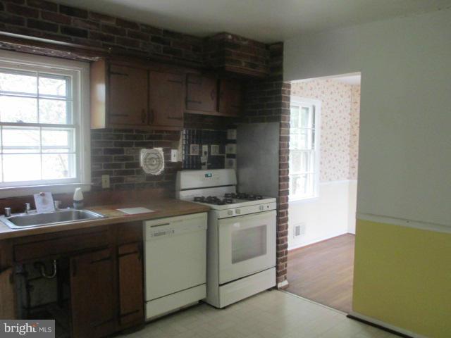 9004 Lodi Road Baltimore, MD 21236 - Photo 4 of 8 Kitchen