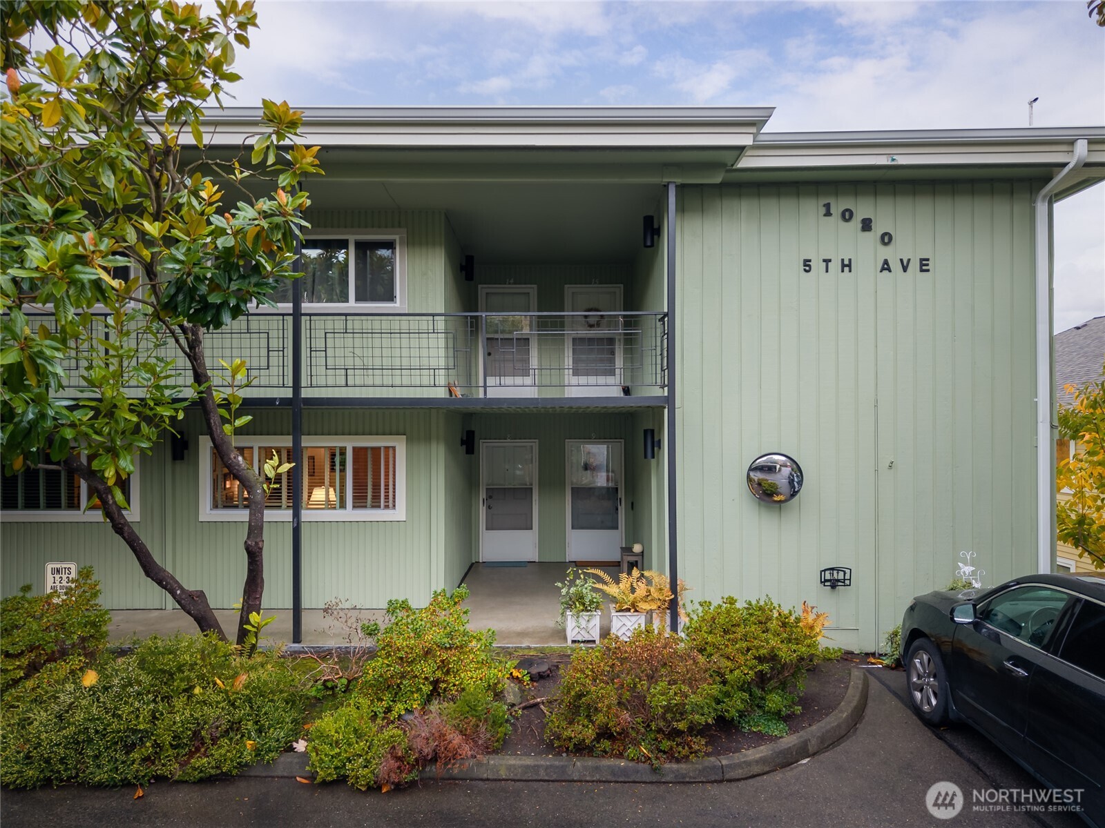1020 5th Avenue South, Unit 8 Edmonds, WA 98020 - Photo 24 of 28 a front view of a house