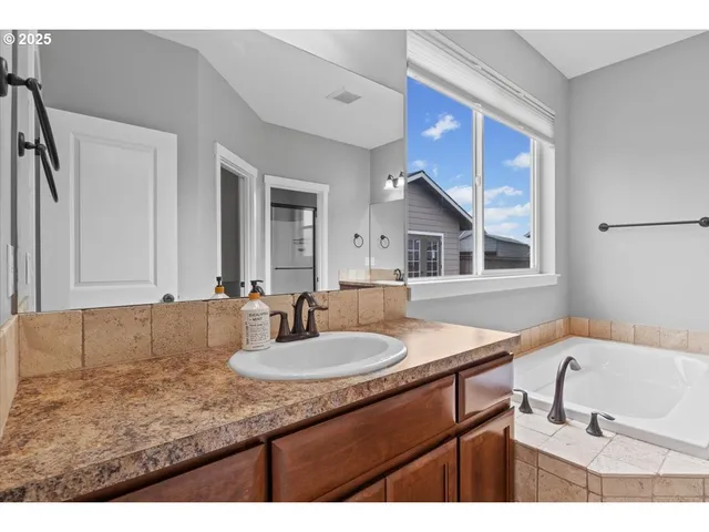 $598,000 | 6068 Northeast Tuscan Loop, Albany, OR 97321