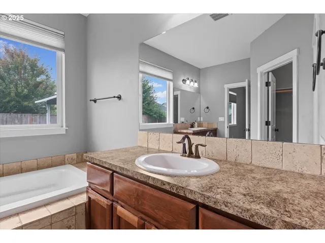 $598,000 | 6068 Northeast Tuscan Loop, Albany, OR 97321