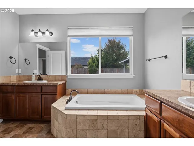 $598,000 | 6068 Northeast Tuscan Loop, Albany, OR 97321