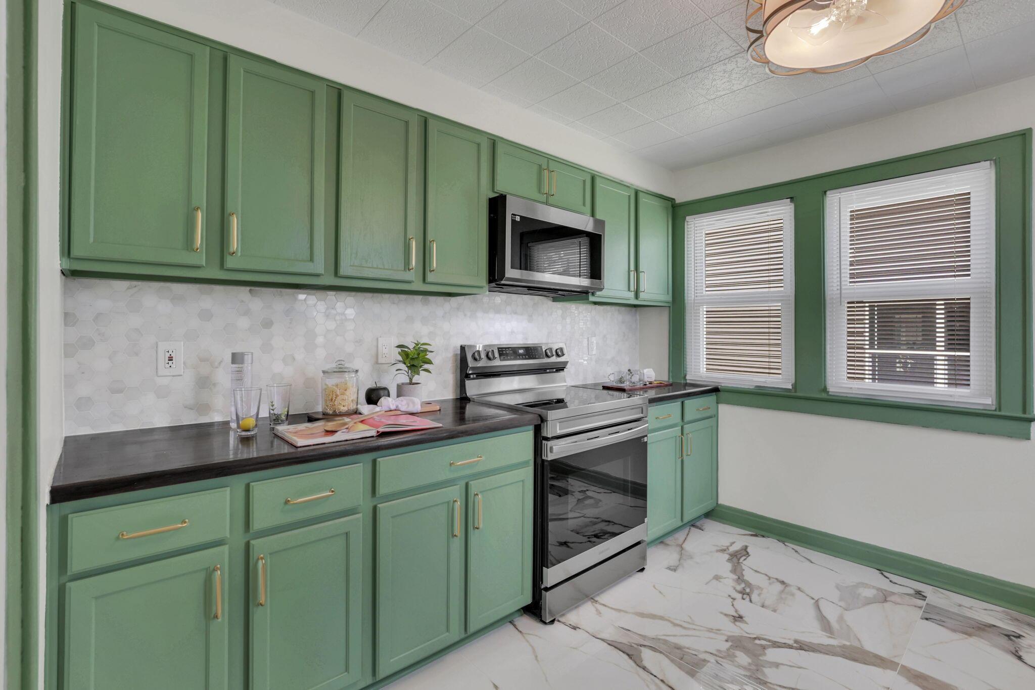 800 South Yearling Road Columbus, OH 43213 - Photo 16 of 57 Beautiful kitchen! Complete with new flooring, new tile backsplash, new countertops and new stainless steel appliances!