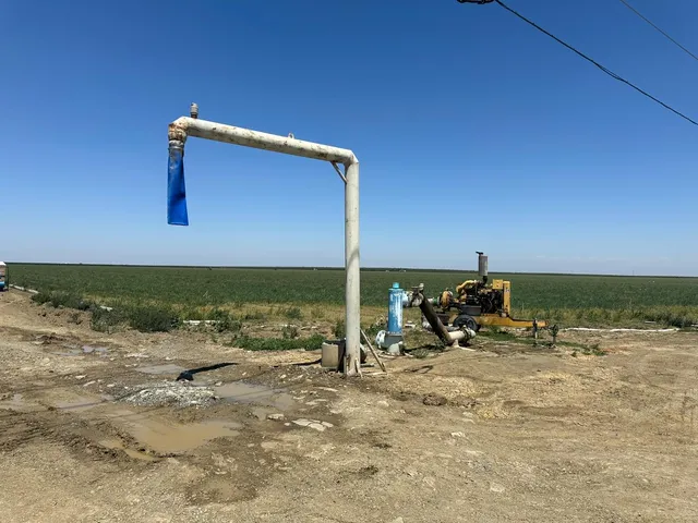 a view of a workspace with furniture