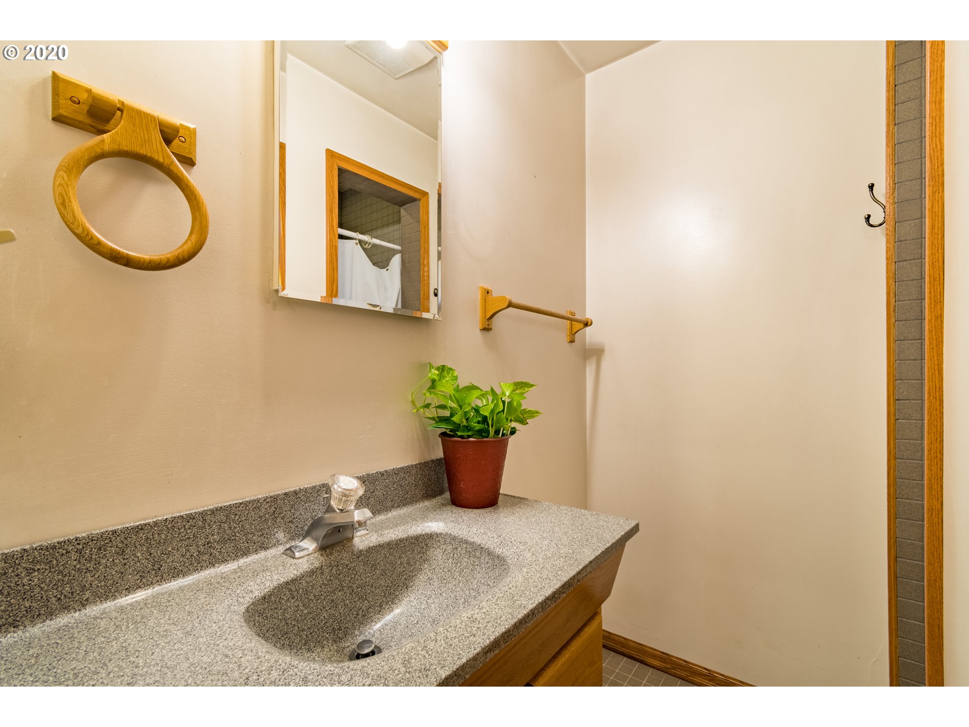 2525 Manor Drive Springfield, OR 97477 - Photo 13 of 32