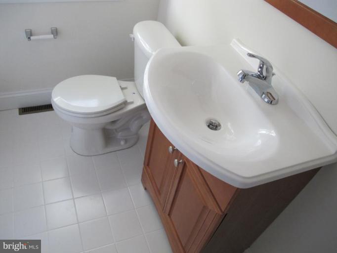 920 Kevin Road Baltimore, MD 21229 - Photo 8 of 12 Bath #1