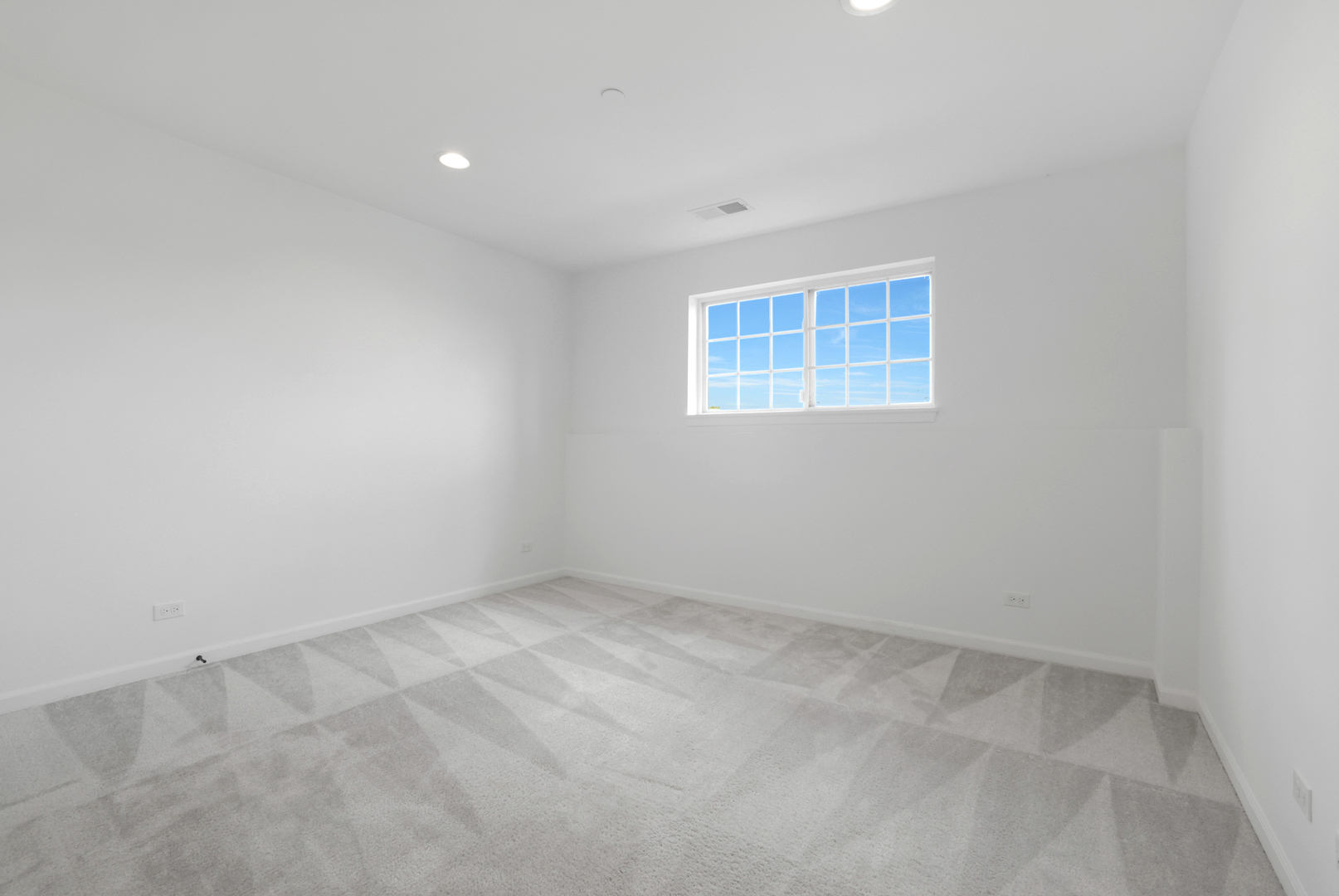 316 Timberleaf Circle Roselle, IL 60172 - Photo 33 of 37 an empty room with a workbench