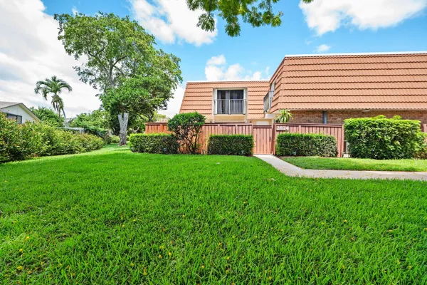 $379,000 | 2874 Waterford Drive South, Deerfield Beach, FL 33442