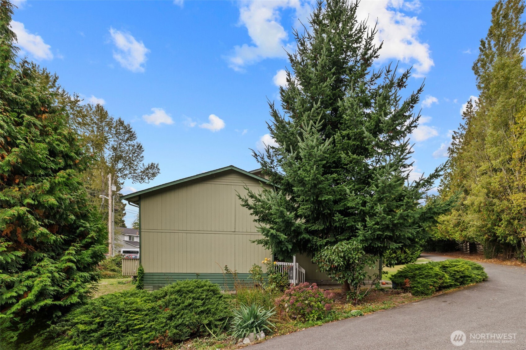 12303 Alexander Road Everett, WA 98204 - Photo 4 of 19 a backyard of a house with plants and trees