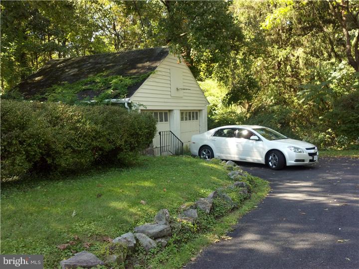 711 Mountain View Road Reading, PA 19607 - Photo 4 of 25 Garage