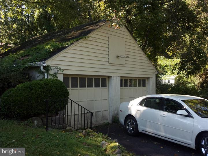 711 Mountain View Road Reading, PA 19607 - Photo 7 of 25 Garage