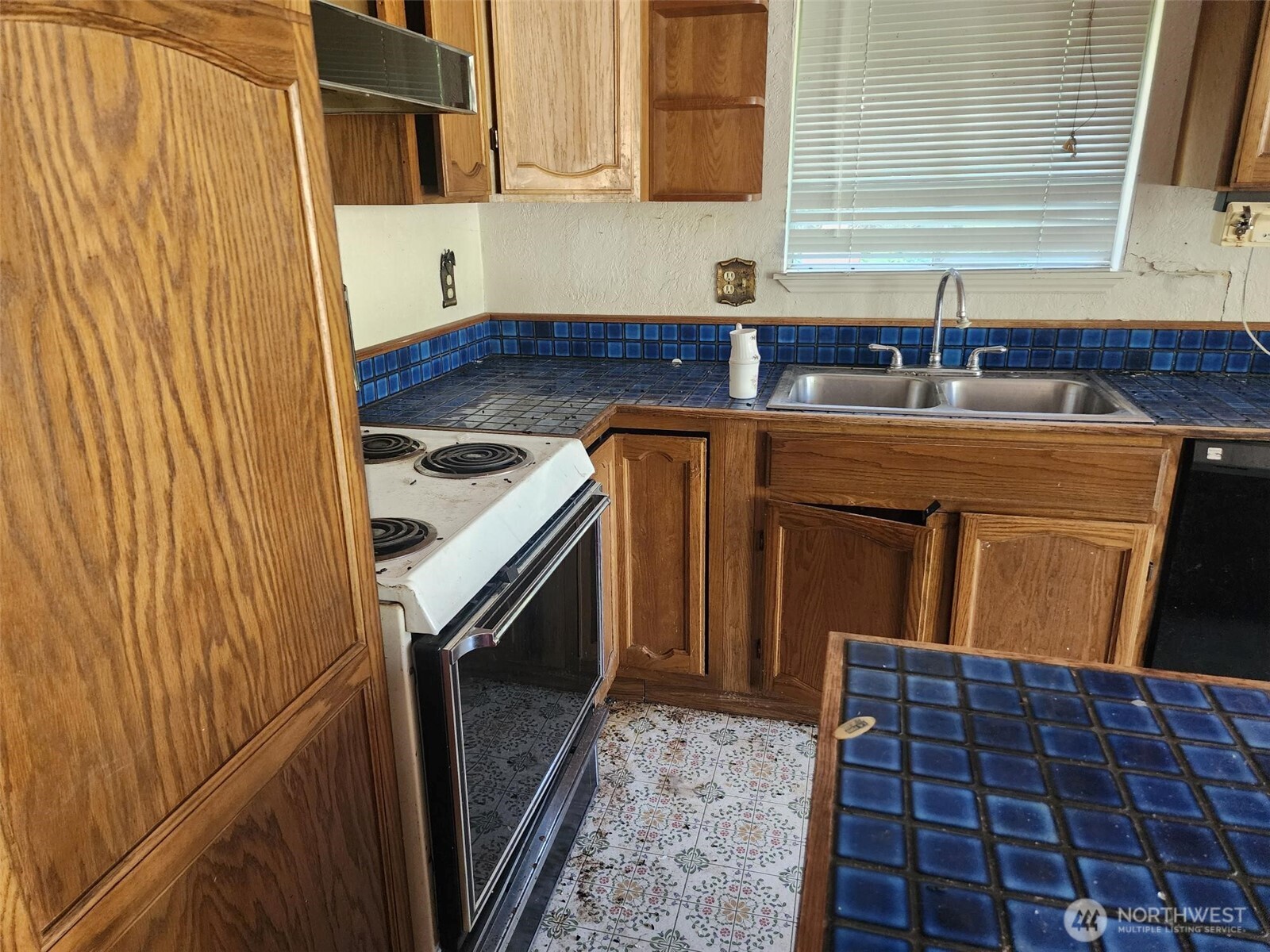 1911 Hundley Road Cle Elum, WA 98922 - Photo 3 of 13 a kitchen with a sink stove and cabinets