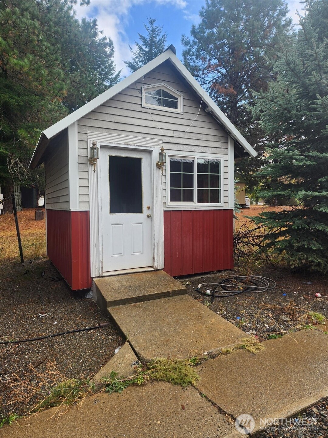 1911 Hundley Road Cle Elum, WA 98922 - Photo 6 of 13 a view of a house with a yard