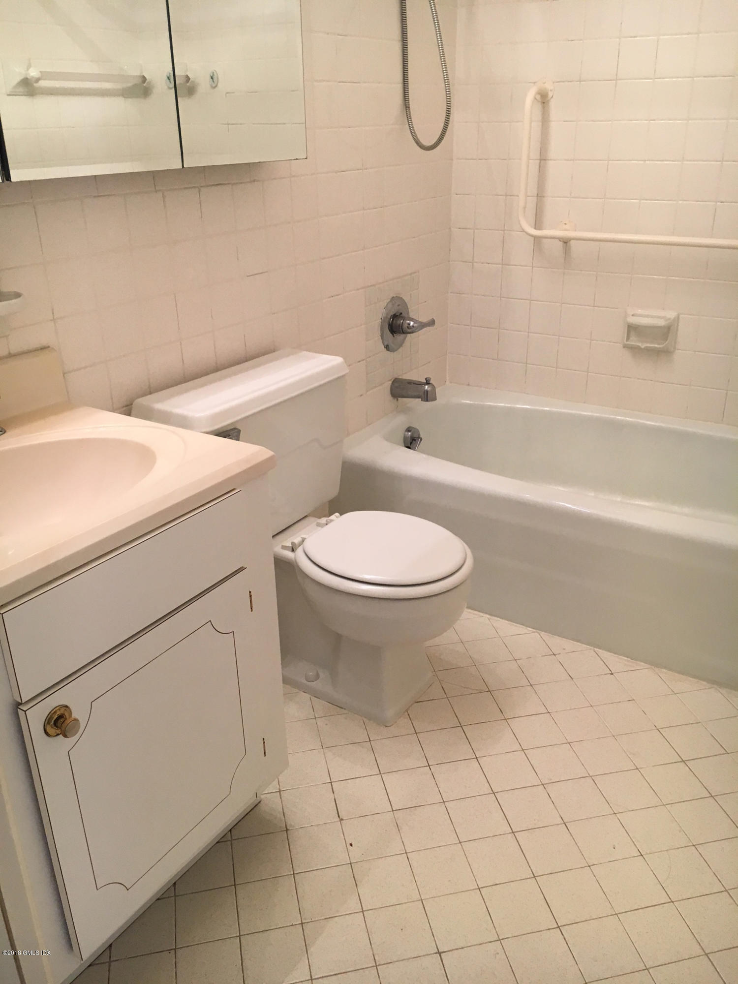 140 Field Point Road, Unit 2 Greenwich, CT 06830 - Photo 12 of 14 a bathroom with a toilet a sink and a shower