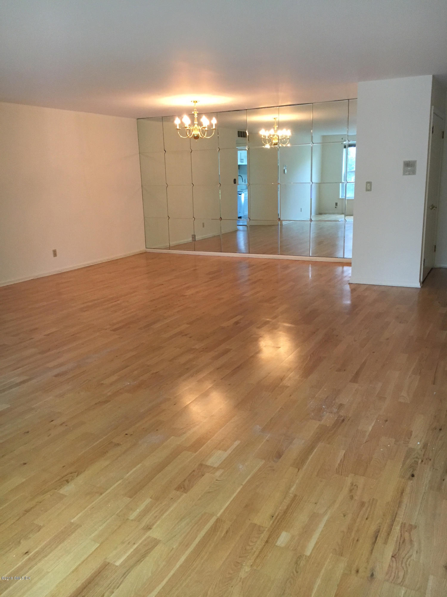 140 Field Point Road, Unit 2 Greenwich, CT 06830 - Photo 7 of 14 a view of a bathroom