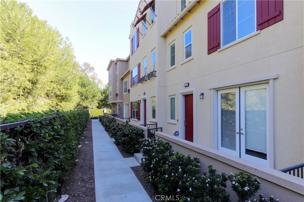 47 Aliso Ridge Loop Mission Viejo, CA 92691 - Photo 3 of 49 Walkway