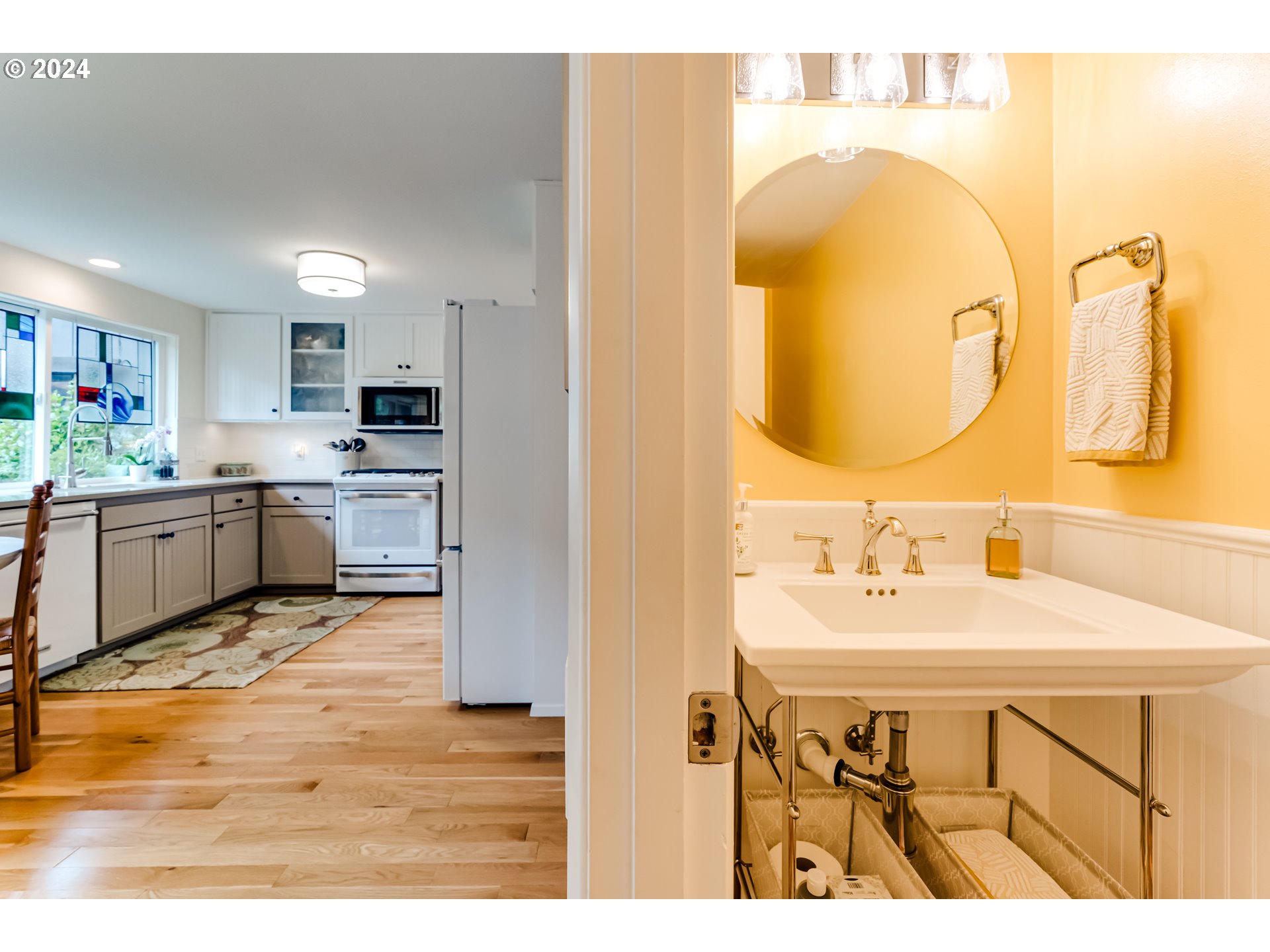 145 Westbrook Way Eugene, OR 97405 - Photo 21 of 48 a bathroom with a sink mirror and