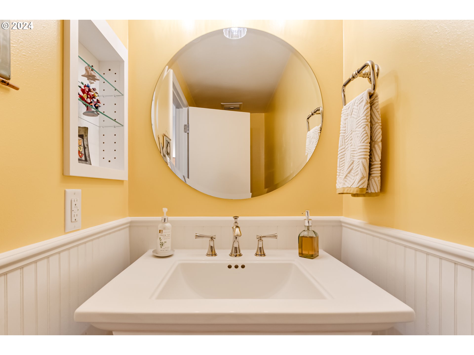 145 Westbrook Way Eugene, OR 97405 - Photo 22 of 48 a bathroom with a sink mirror and vanity