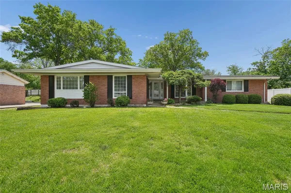 $389,900 | 329 Meadowbrook Drive, Ballwin, MO 63011