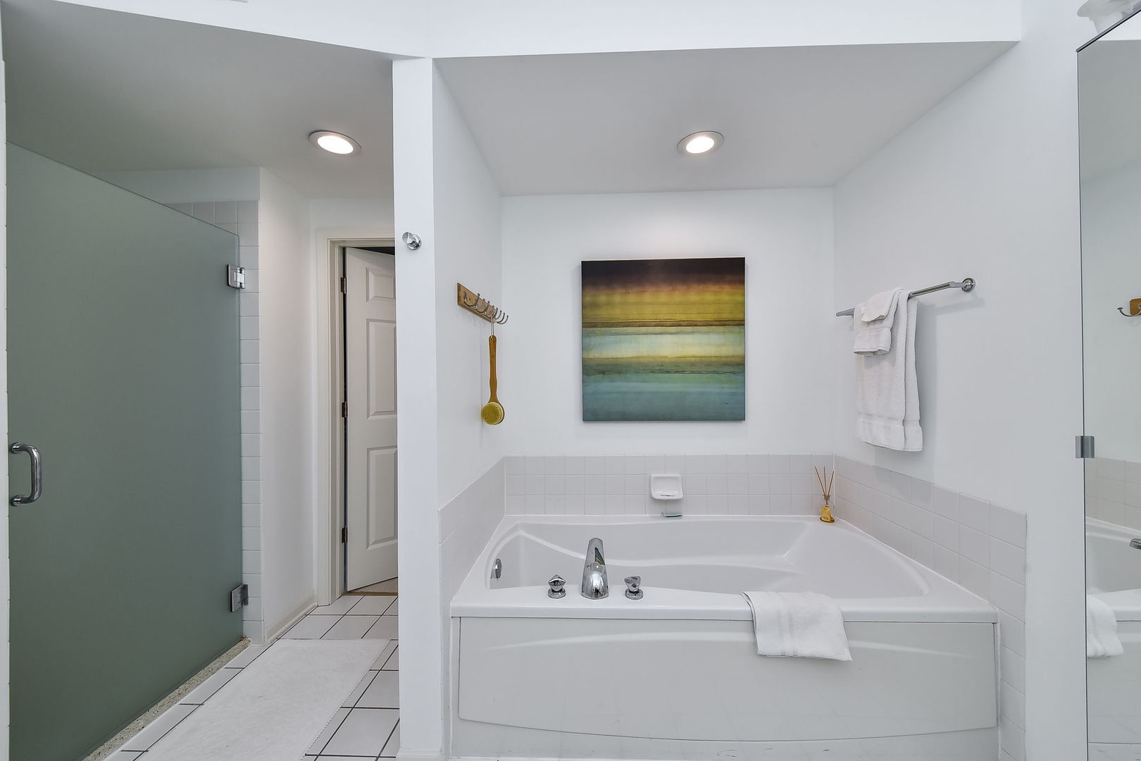 111 North Wheaton Avenue, Unit 407 Wheaton, IL 60187 - Photo 9 of 12 a bathroom with a bathtub and a sink