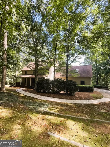 a view of a yard with an trees
