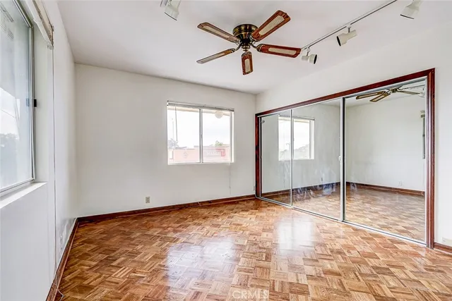 a view of empty room with window