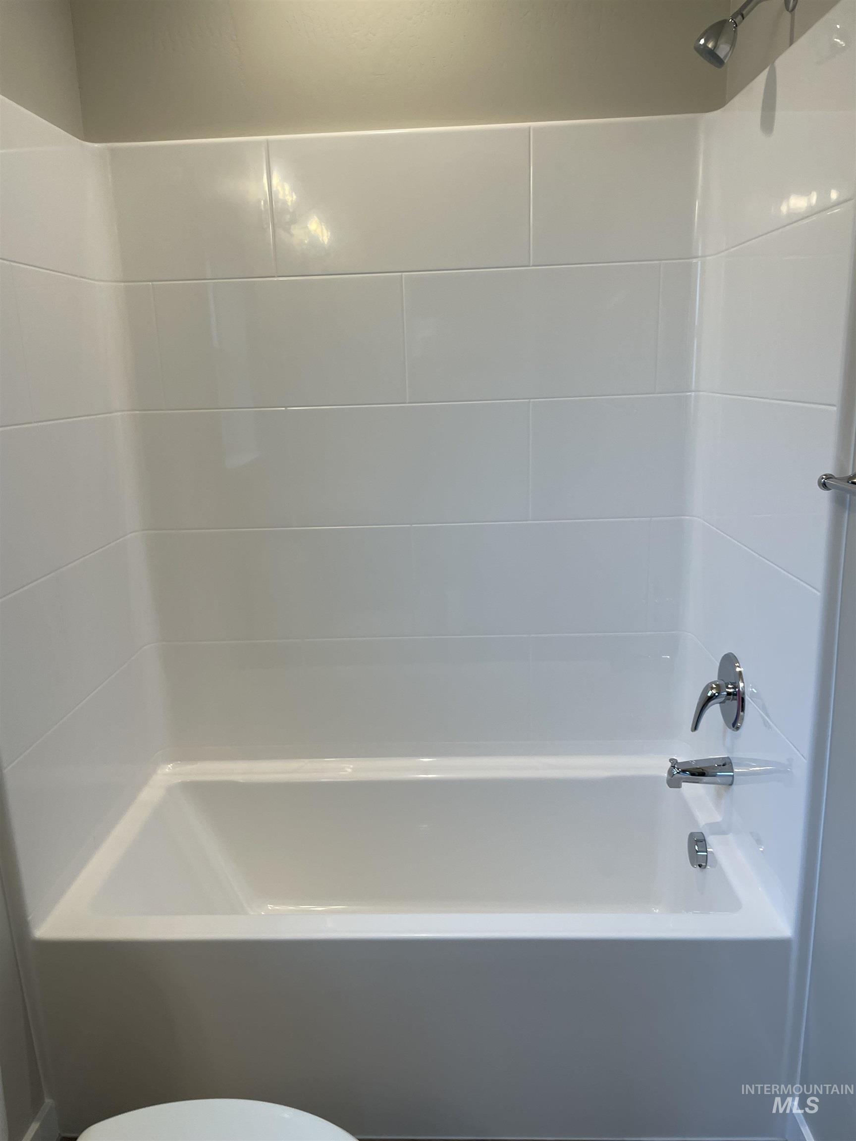 1123 Frank Henry Road Twin Falls, ID 83301 - Photo 11 of 20 Full bathroom with toilet and shower combination