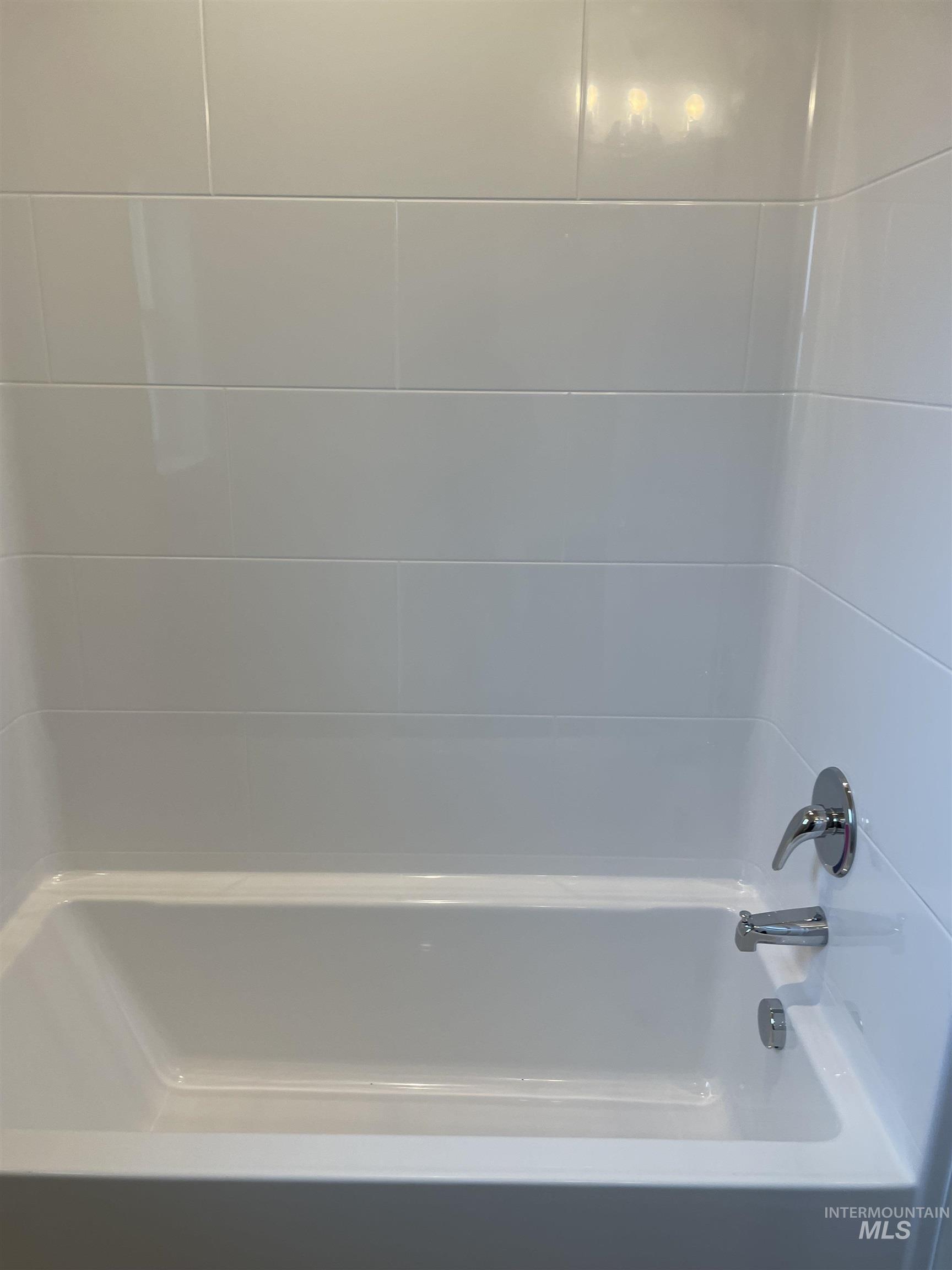 1123 Frank Henry Road Twin Falls, ID 83301 - Photo 18 of 20 Full bathroom with bathing tub / shower combination