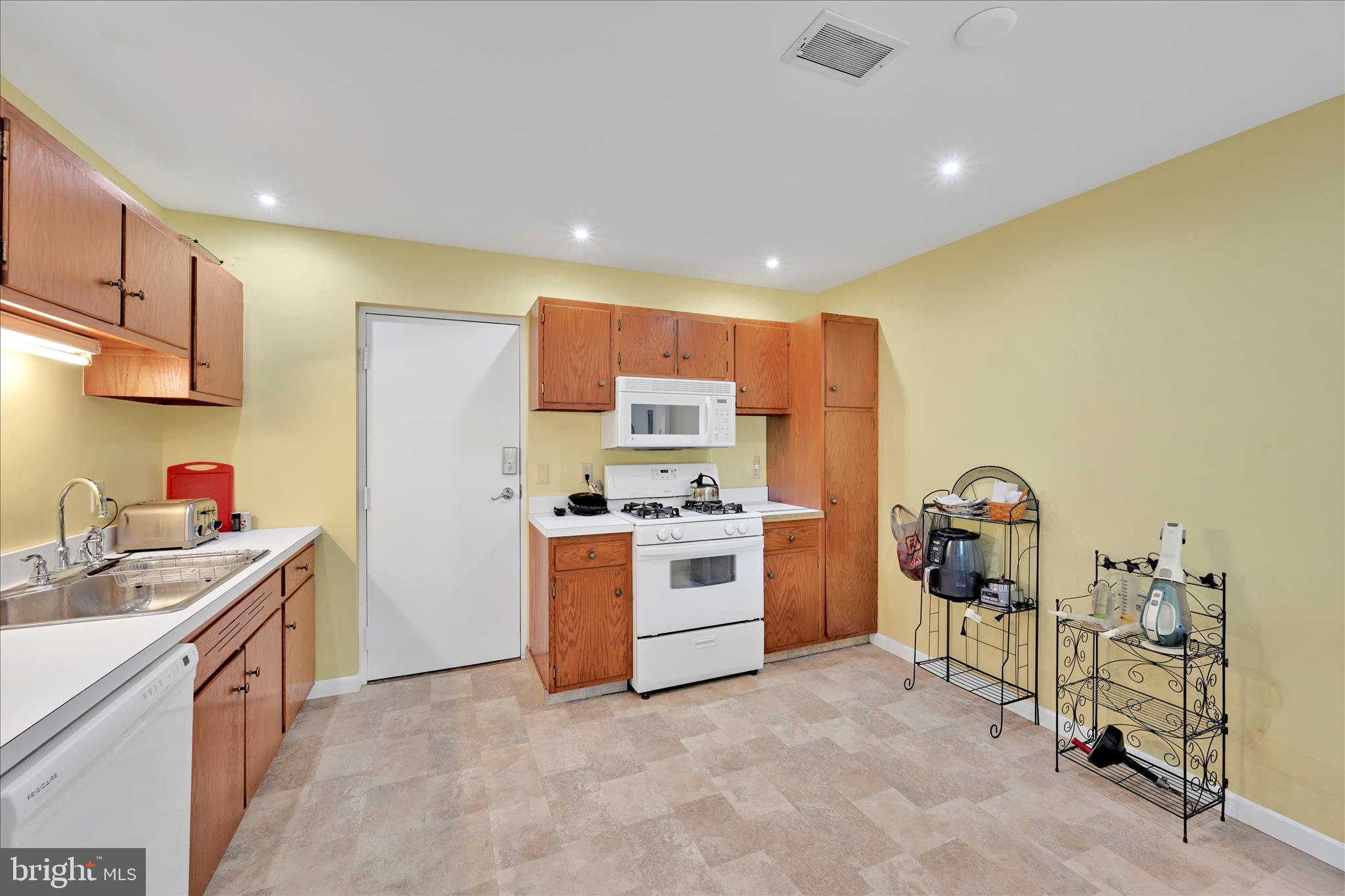 1375 Pershing Boulevard, Unit 608 Reading, PA 19607 - Photo 11 of 29 Kitchen