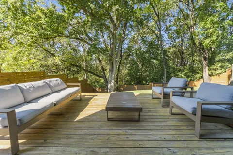 a view of sitting area with seating area