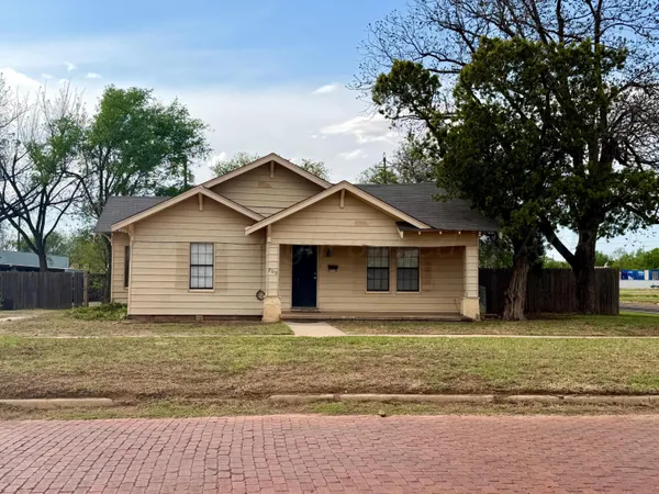 $165,000 | 200 South Main Street, Childress, TX 79201