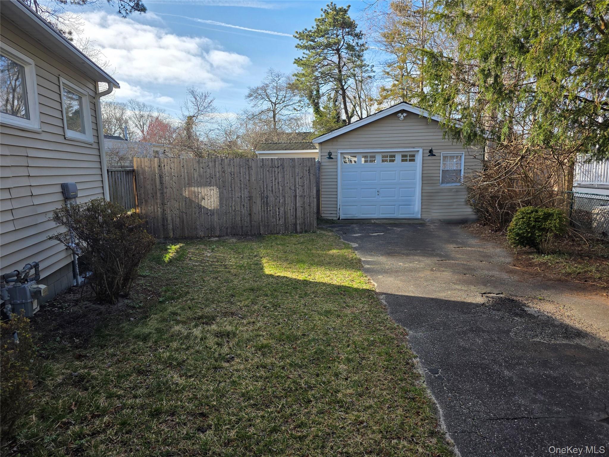 14 Lincoln Road Hampton Bays, NY 11946 - Photo 4 of 21