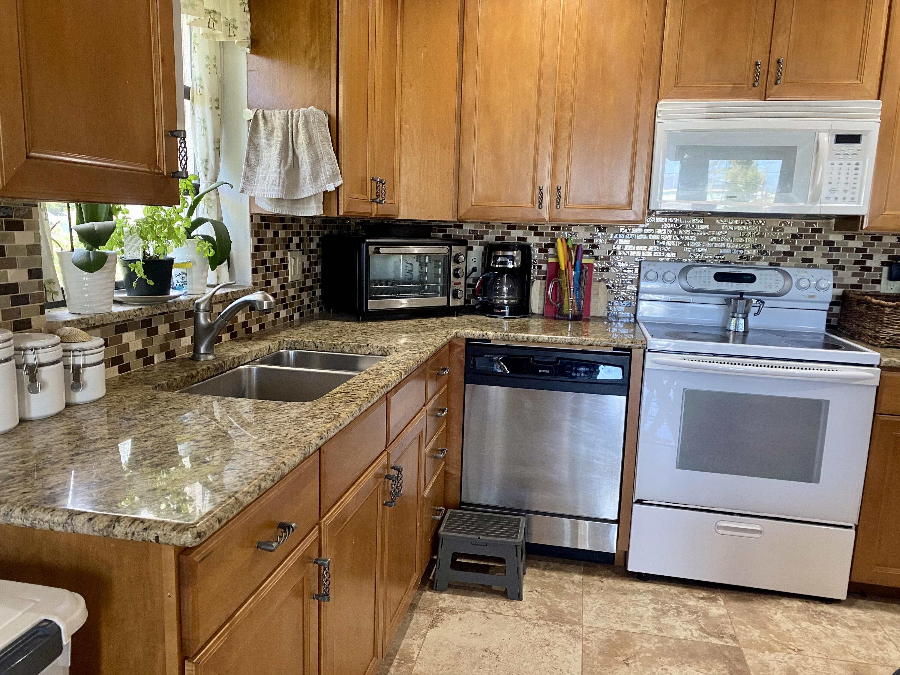 439 4th Road Key Largo, FL 33037 - Photo 8 of 16 38628026-E40D-4D87-BBD6-C514693156BE