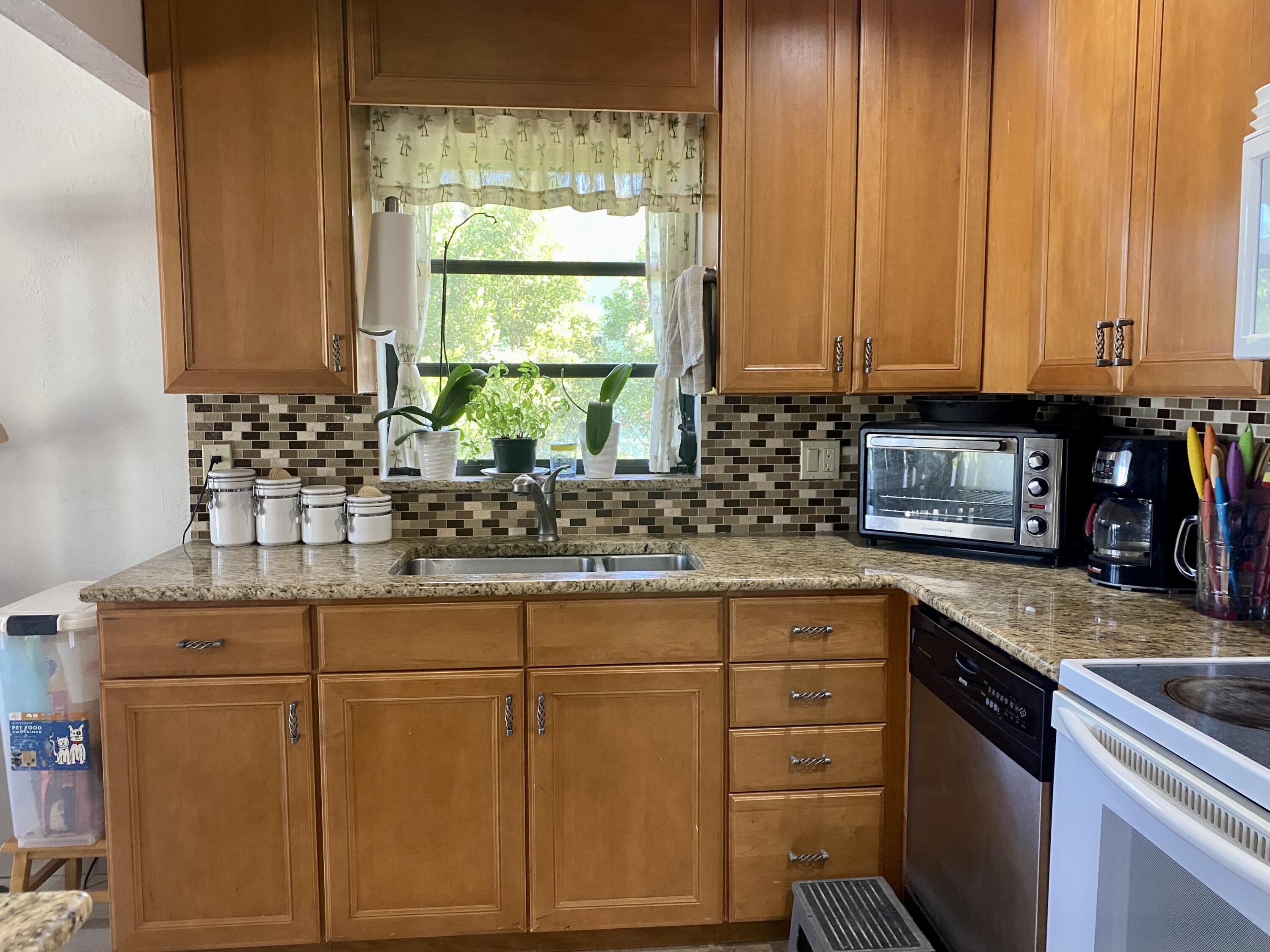 439 4th Road Key Largo, FL 33037 - Photo 9 of 16 8D337766-040E-4C40-A207-5C4CDB2086C9