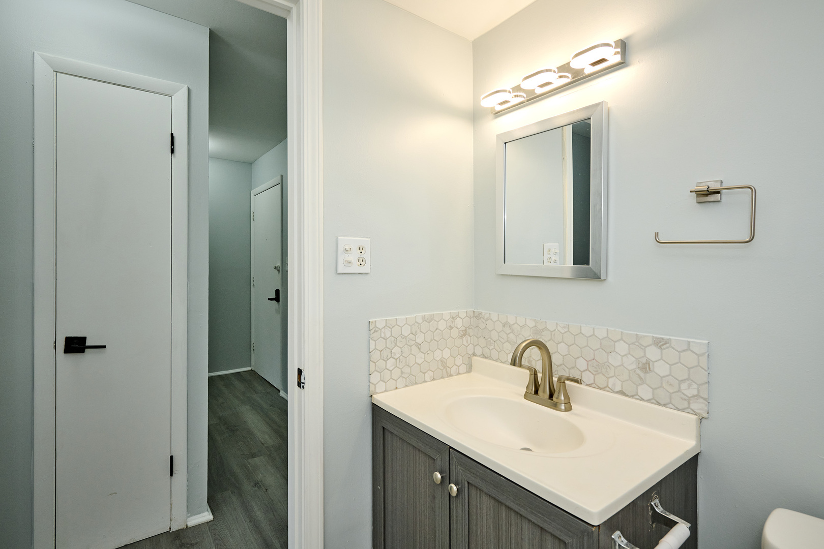 1320 Lore Lane, Unit 101A Lombard, IL 60148 - Photo 33 of 65 a bathroom with a sink and a mirror